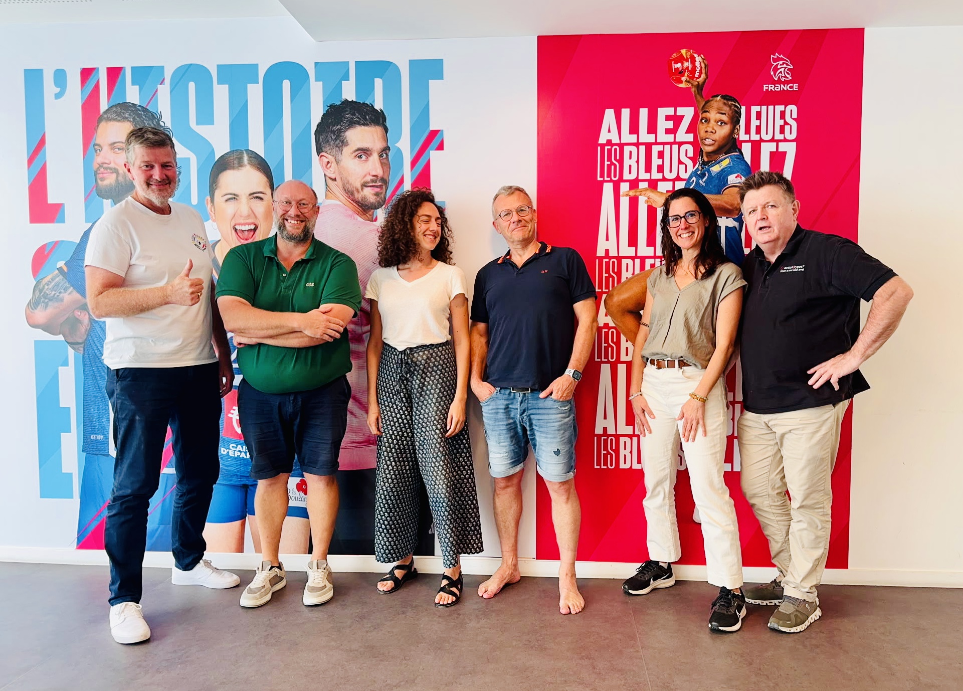 Coach en pleine animation d'un ePromo 2026xercice de groupe