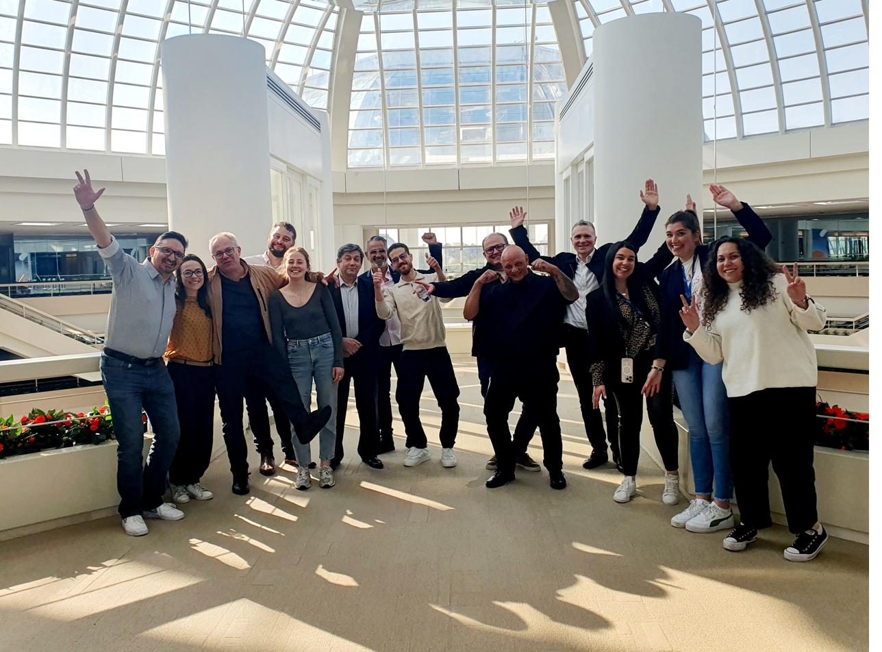 Groupe de participants réunis dans un hall lumineux
