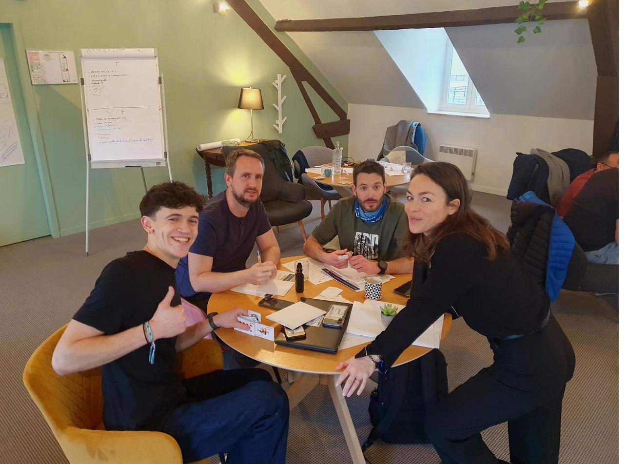 Petit groupe en atelier autour de la table