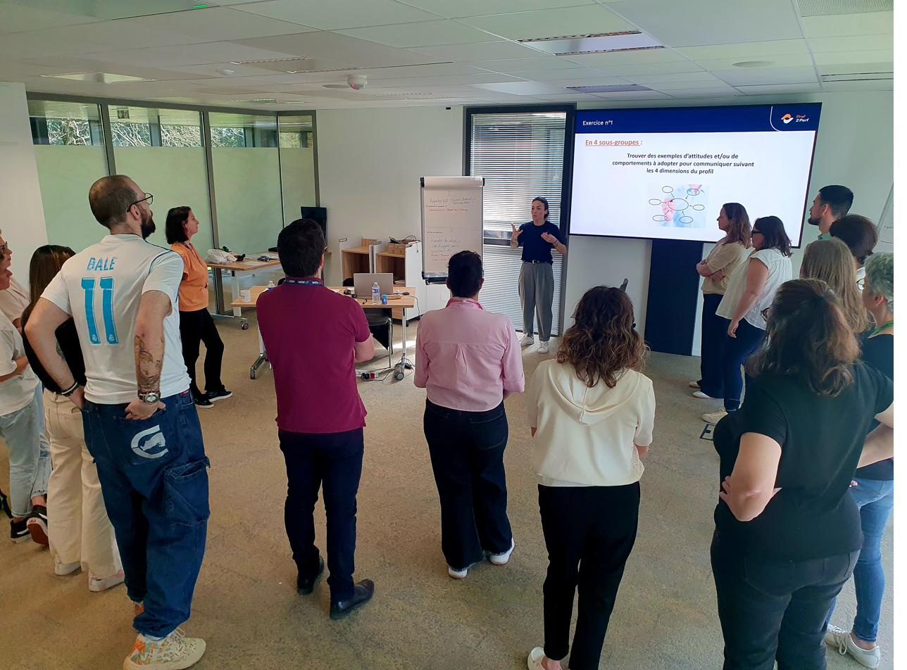 Coach en pleine animation d'un exercice de groupe
